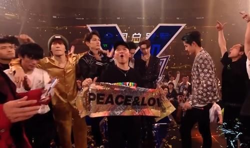 话筒 布布被节目组操控,拿到话筒的王一博,一秒变脸爆粗口说出内幕