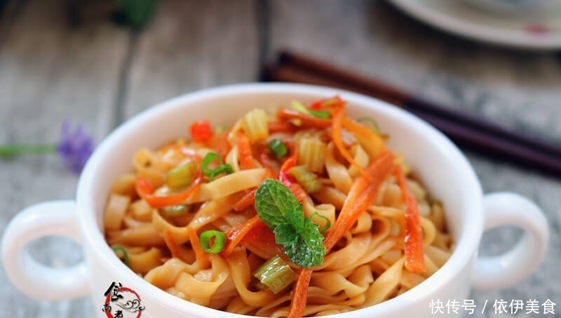 面条此做法,比隔壁面馆的味道还香,特简单,家人问我加了啥?