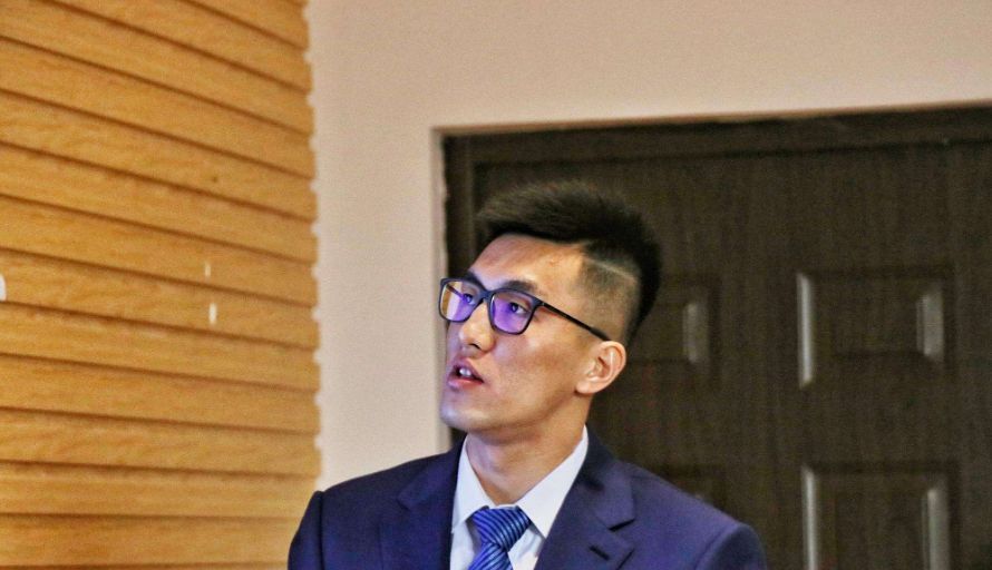 轮休|郭艾伦今天又淘气了!张镇麟找他击掌,大漂亮戴眼镜故意虚晃一枪