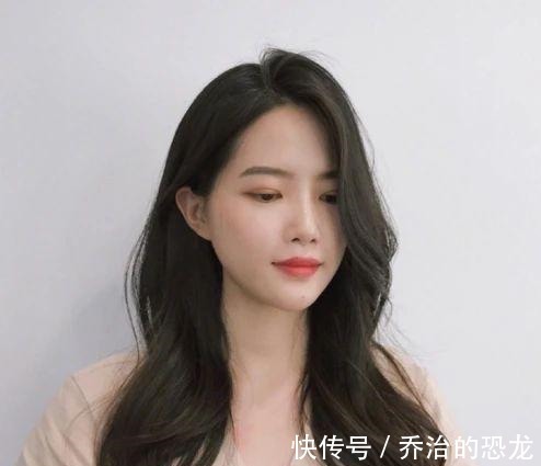 脸型 想拥有女神级偏分发型，不要忘记做这两件事，修饰脸型更有高级感！