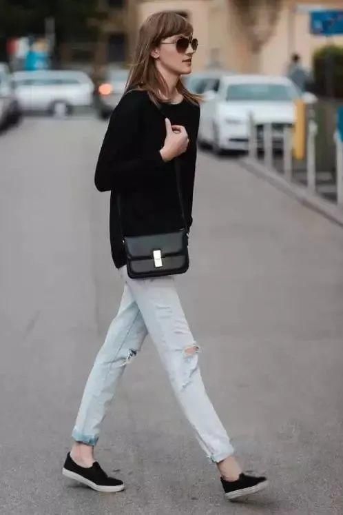 乍暖还寒的初春季节,黑毛衣怎么穿才不土?