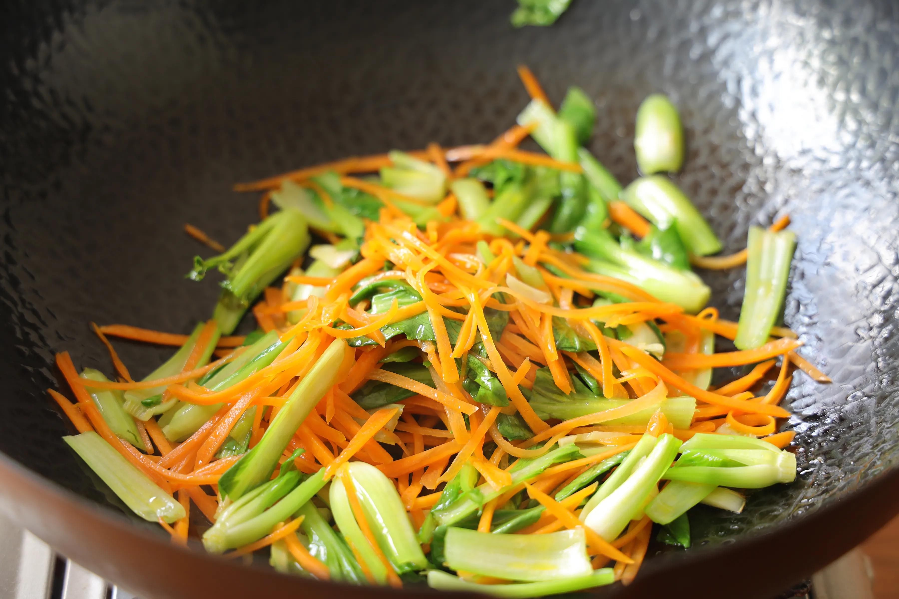 青菜|伏天，我家最爱的土豆吃法，炒一大锅，蔬菜主食都有，好吃又省事