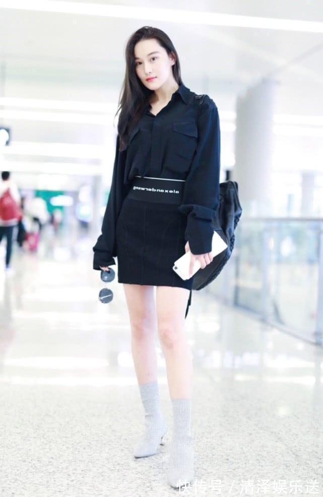 穿搭|这位军嫂是真的酷!张馨予走机场穿何捷“军靴”,却凹漫画腿好美
