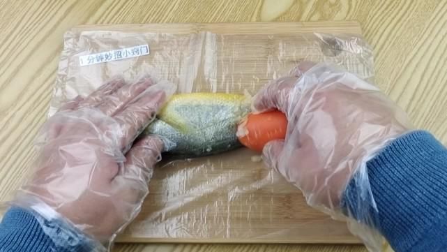 今天才知道，刮鱼鳞只需一个塑料袋，不飞溅不脏手，简单实用