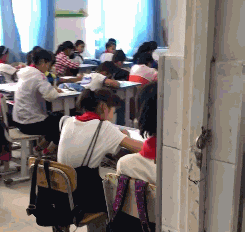 |搞笑GIF趣图:再牛的人,到这都老实了,比自己上学都认真!