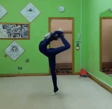 糖葫芦|小姐姐是梦见吃糖葫芦了吗?网友:口红都快给你吃完啦!