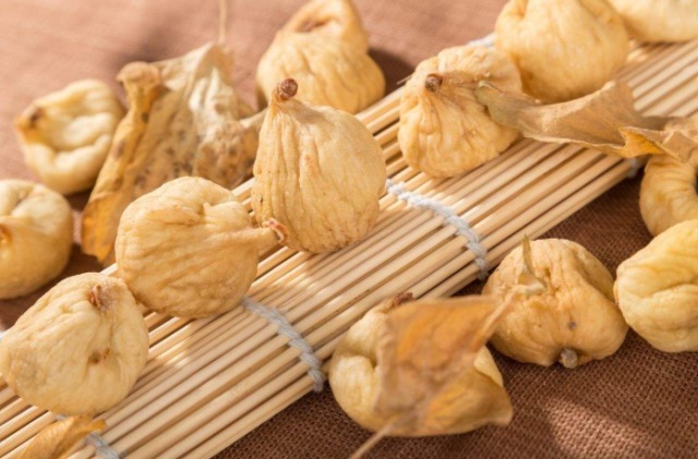 雌激素|女性不需太节省，多吃4种“零食”激活卵巢，“锁住”宝贵少女肌