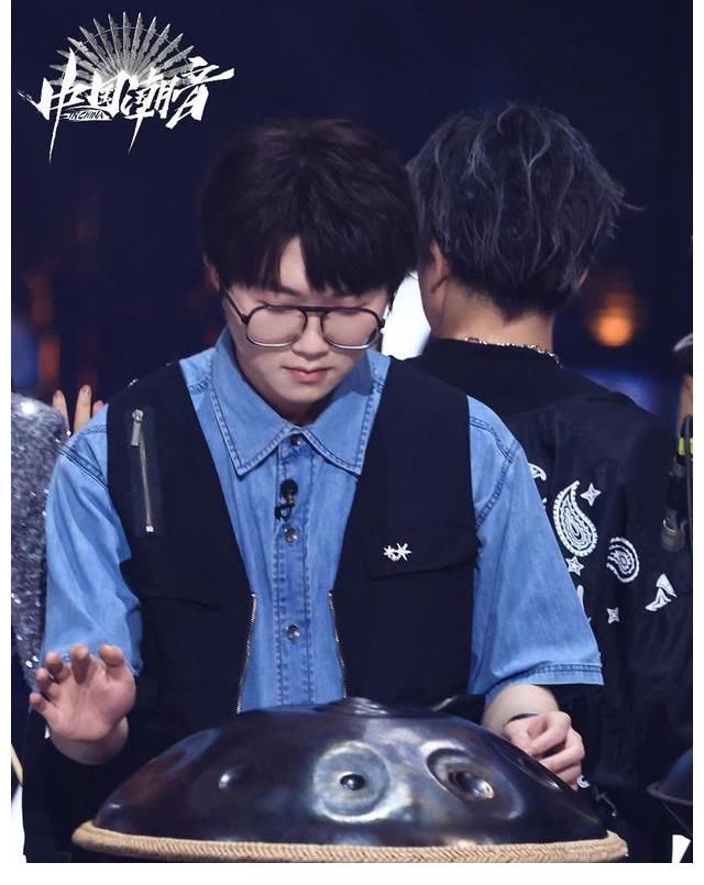 中国潮音张亚东C位，大张伟薛之谦一左一右，张靓颖靠边坐很合理