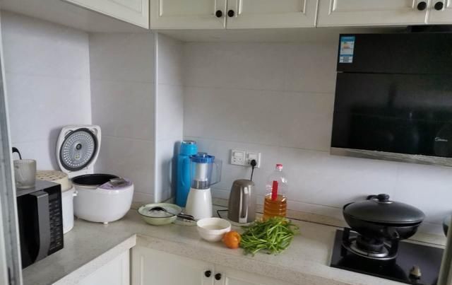 这个城市|娶了个邋遢媳妇,32万装修的新房半年乱成狗窝,客厅不堪入目