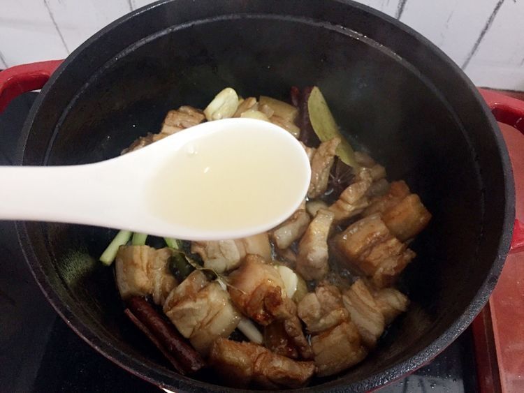 红烧肉不会做?这种做法我用了十几年,肥而不腻,上桌瞬间光盘