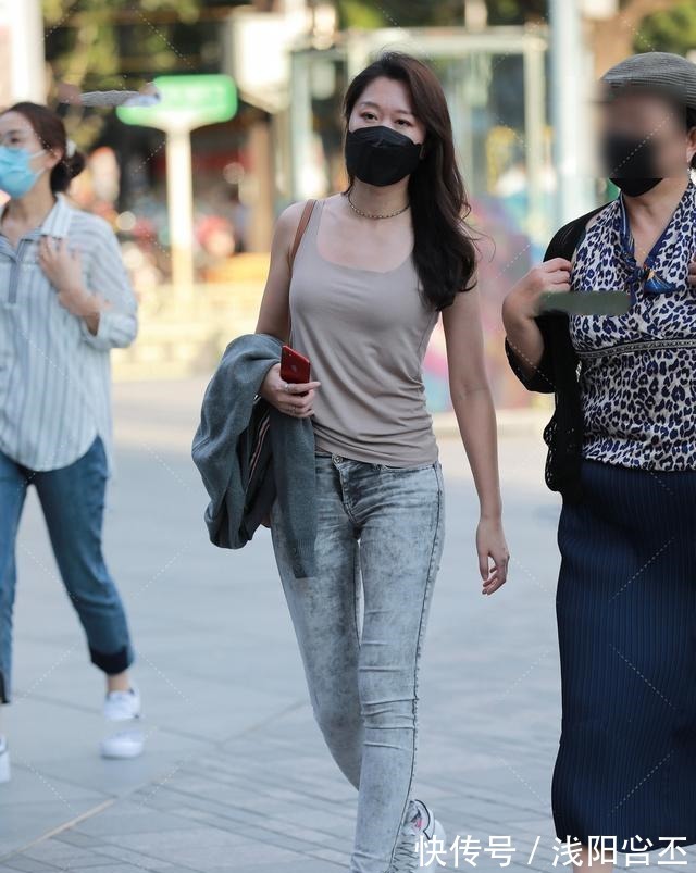 女神 穿“无痕”打底裤的女神,舒适个性显身材,大方优雅!