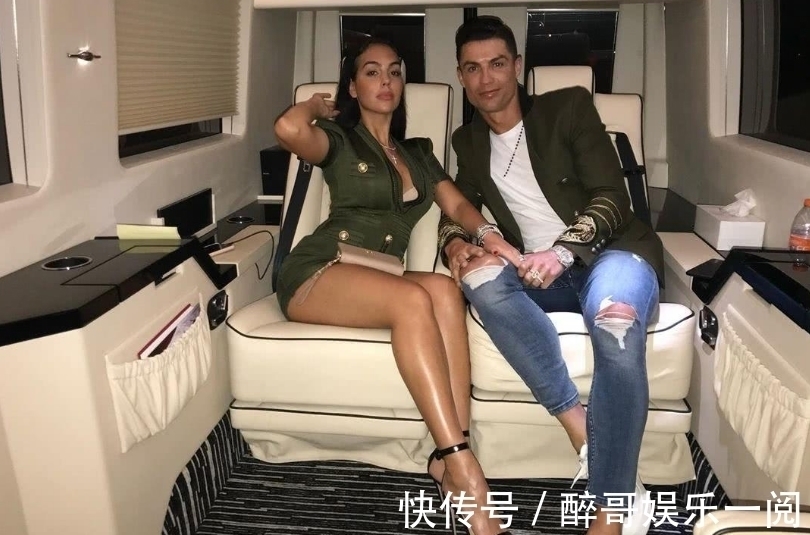 公开恋情|C罗女友晒游泳照,侧身坐乌龟游泳圈秀曲线,泳池中倒影引人遐想