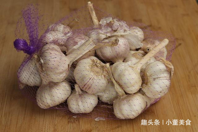 今天才知道,原来保存大蒜这么简单,放一年不干瘪不发芽,真实用