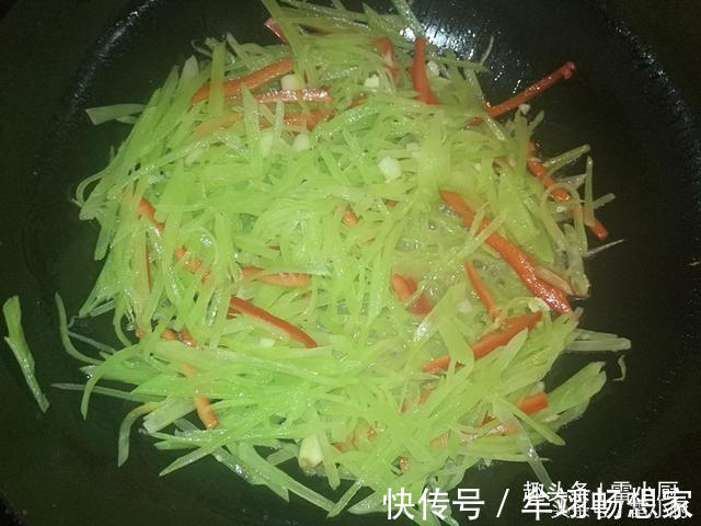 窝笋别再炒肉了,搭配它一起炒,竟成了饭桌上的抢手菜!你也试试