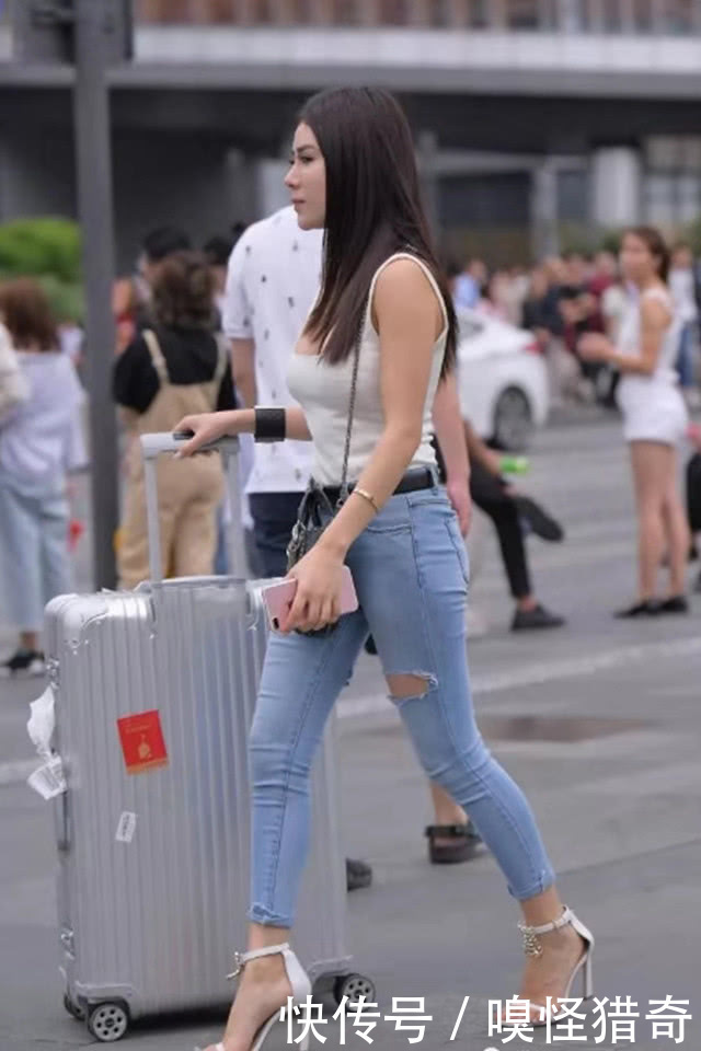 街拍美女:小姐姐经典“蓝白配”,牛仔裤配背心时髦又简单