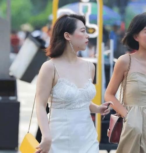 小妹妹|白吊带礼服，简洁大方，富有魅力