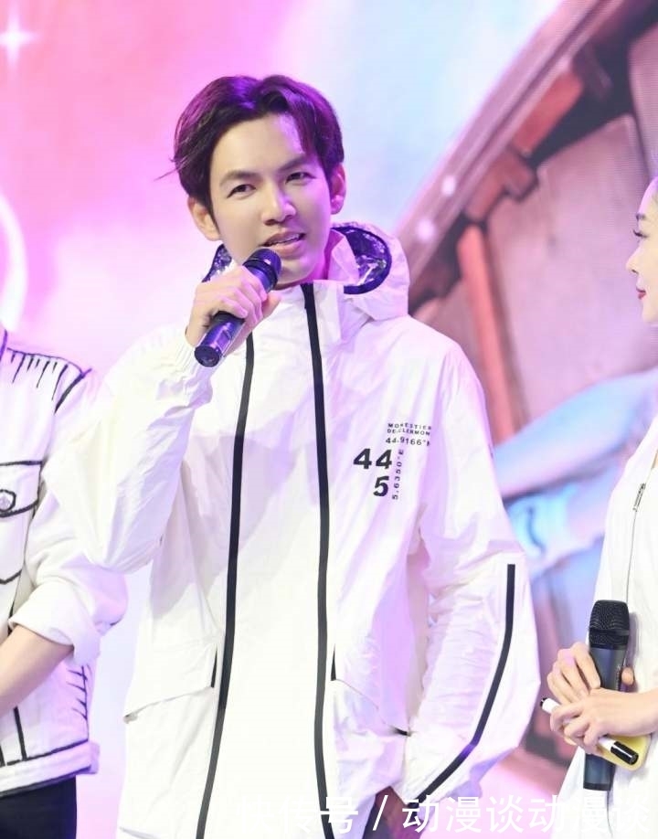 沉香如屑 《追星星的人》沙滩技能大PK,宋轶教男嘉宾“生吞柠檬”