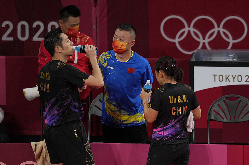 许昕|国乒混双丢冠! 生死局被轰0-8, 马琳未叫暂停, 两换衣服传递紧张