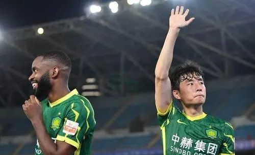 中國(guó)足球|晚上18點(diǎn)，李霄鵬傳來(lái)好消息：國(guó)足王牌做出難得決定，球迷齊聲點(diǎn)贊