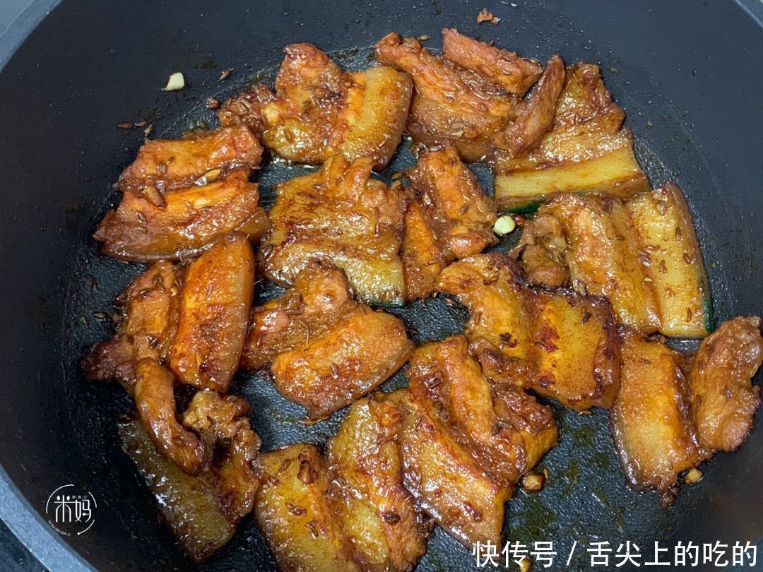 秘制|这是五花肉最好吃的做法,不放油,不放水,焦香软嫩口感好极了