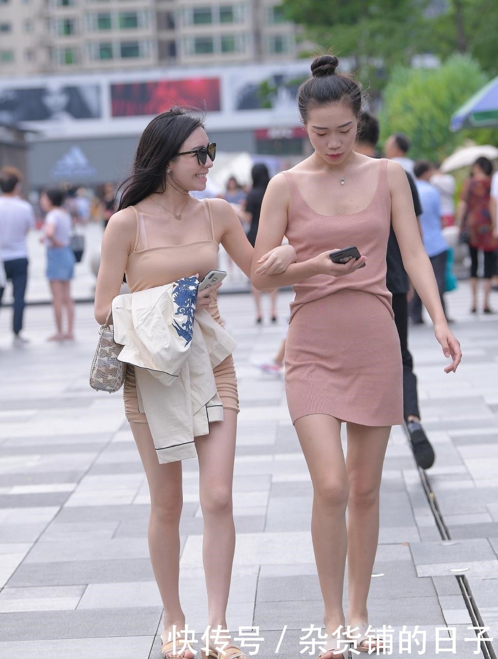 闺蜜|闺蜜逛街身高是“硬伤”,跟她比就像“小侏儒”,男人都没眼瞧