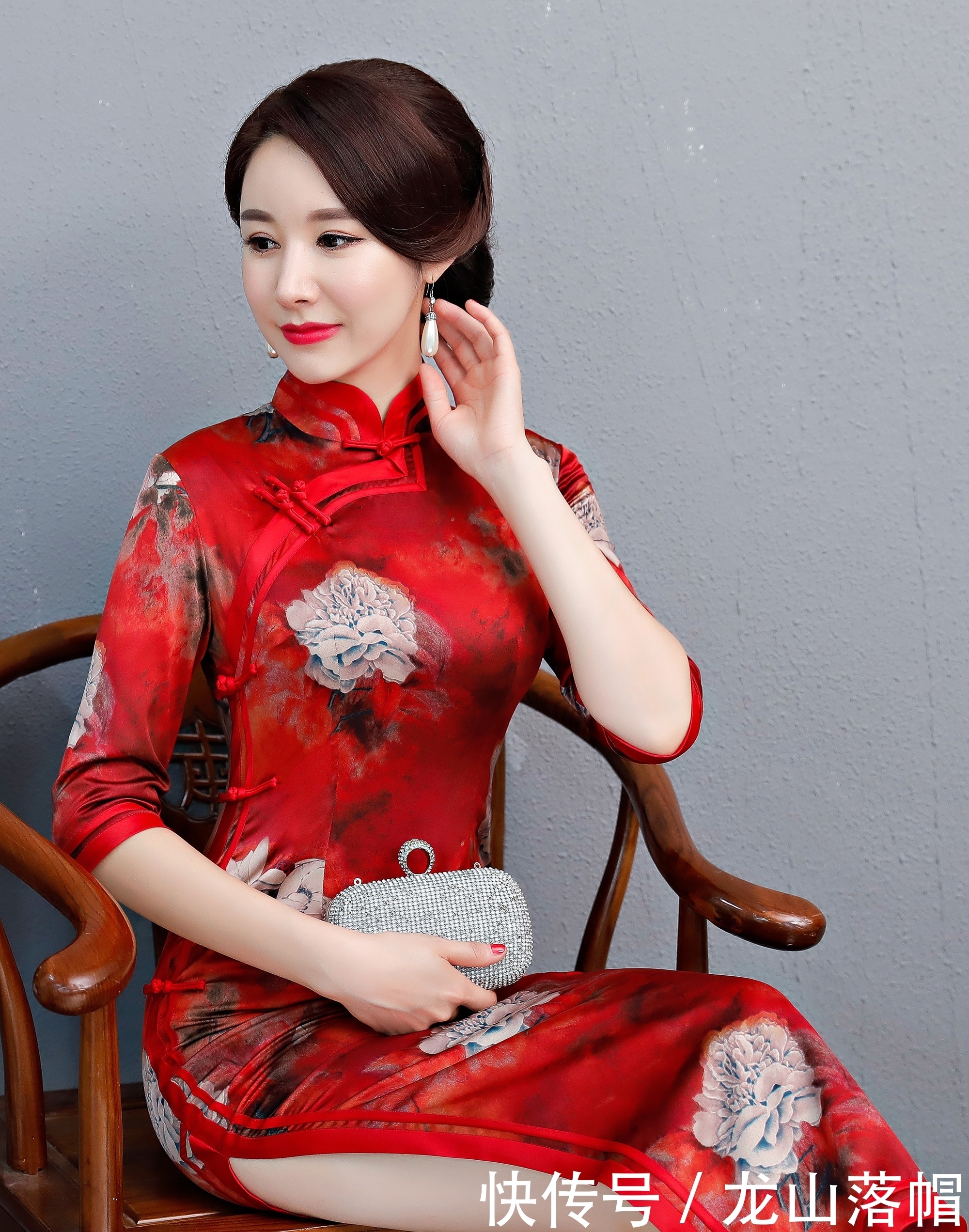 长款旗袍高开叉,搭配无色长丝袜,魅力四射让人难以抗拒