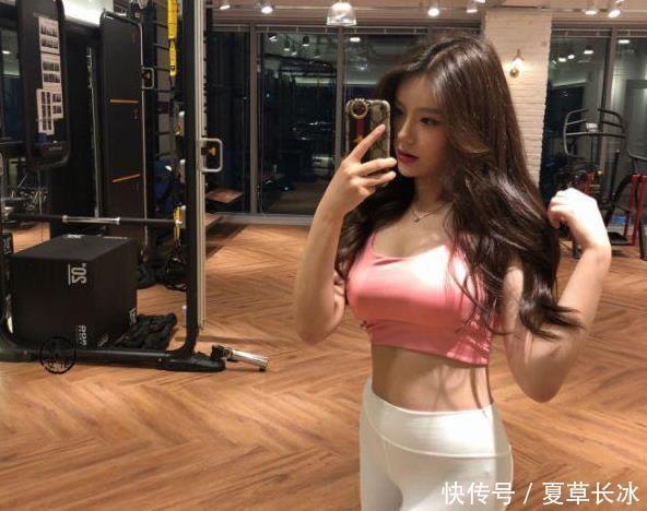 底裤|街拍紧身打底裤美女,魅力十足,勾勒出完美的身材曲线