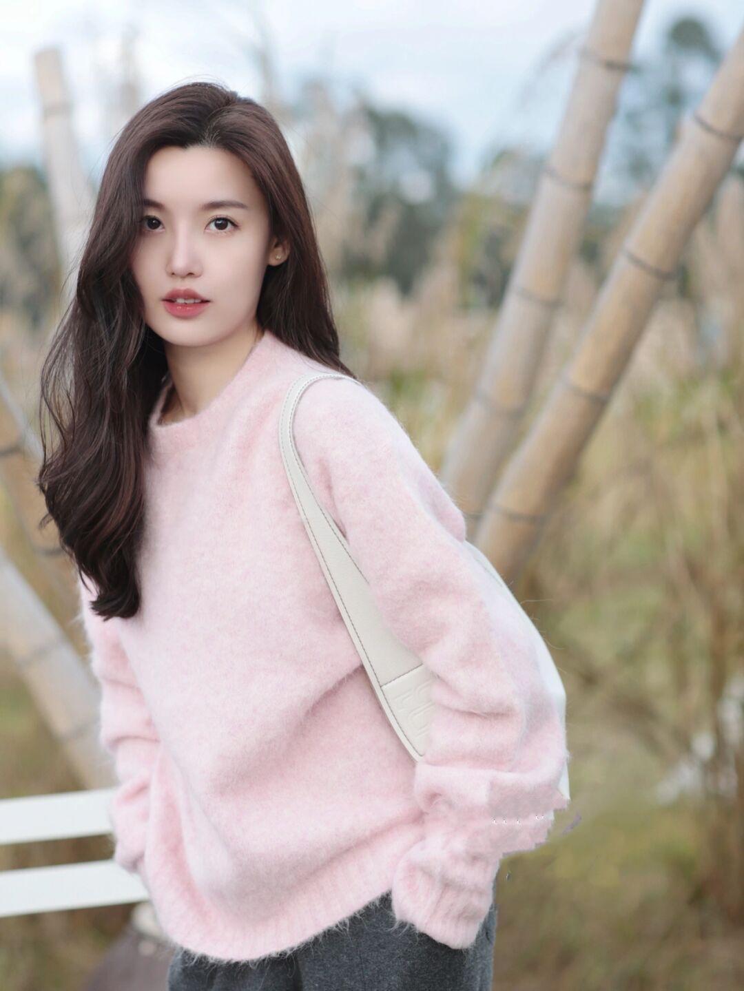 大长腿 冬天就适合穿“粉色毛衣”,保暖温柔又有格调,清新减龄又显气质