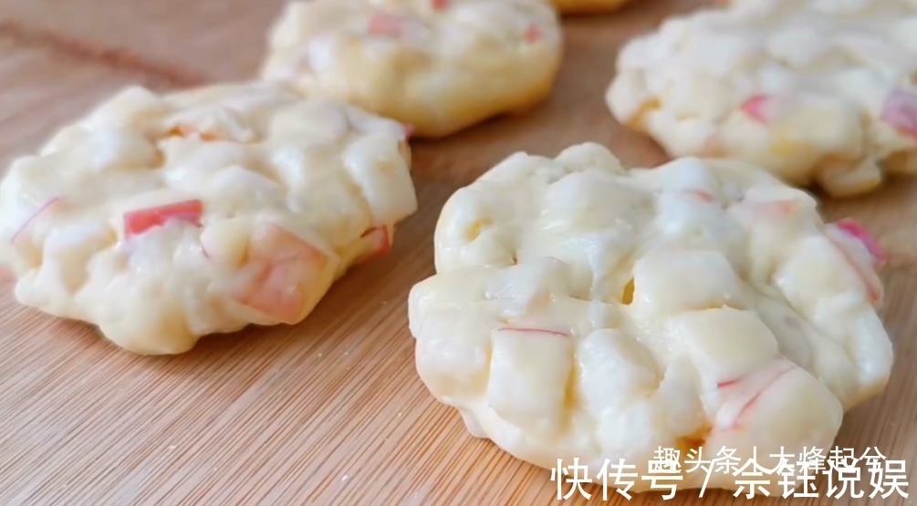 苹果加2个鸡蛋做法太香了，不油炸，一次做10个，出锅就光盘