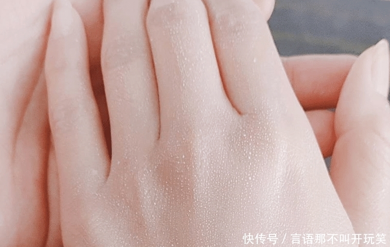 冬天|到了冬天,双手变得干燥怎么办啊?只涂护手霜有用吗?