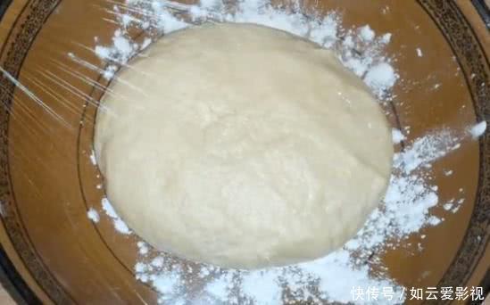 美味|教你一个最简单的油条做法,只添加鸡蛋和酵母,营养美味又健康