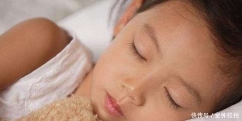 毛绒玩具|给孩子分房睡，孩子卧室别放这3样东西，耽误发育还让娃小病不断