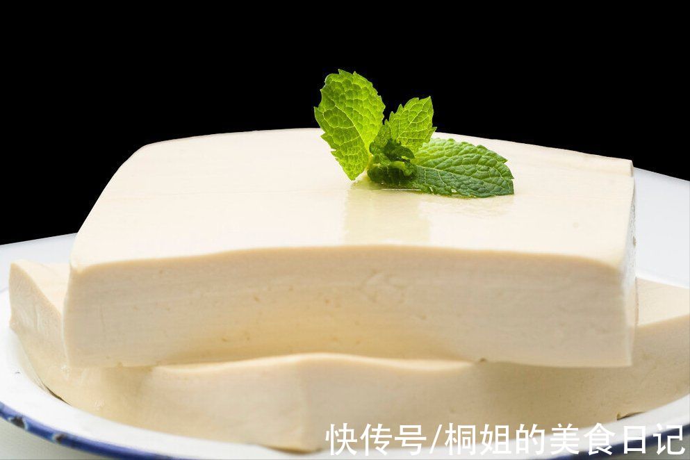 冬天馋豆腐,用不着出门买,一把黄豆一勺白醋,自己在家就能做