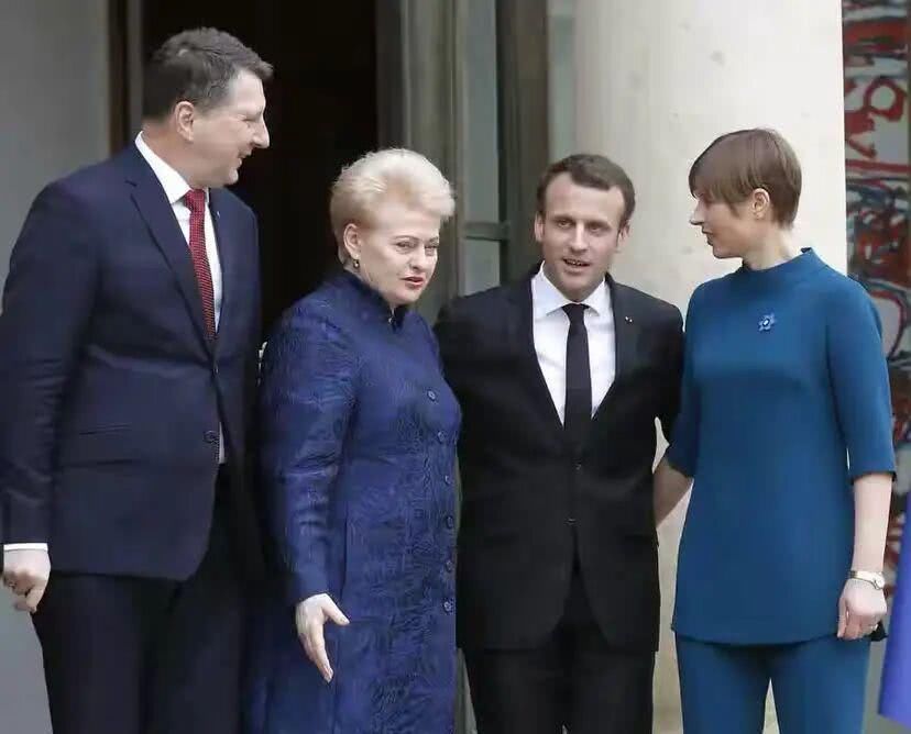 法国总统抛下大25岁老婆，和美女总统雨中深情拥抱对视，保镖知趣