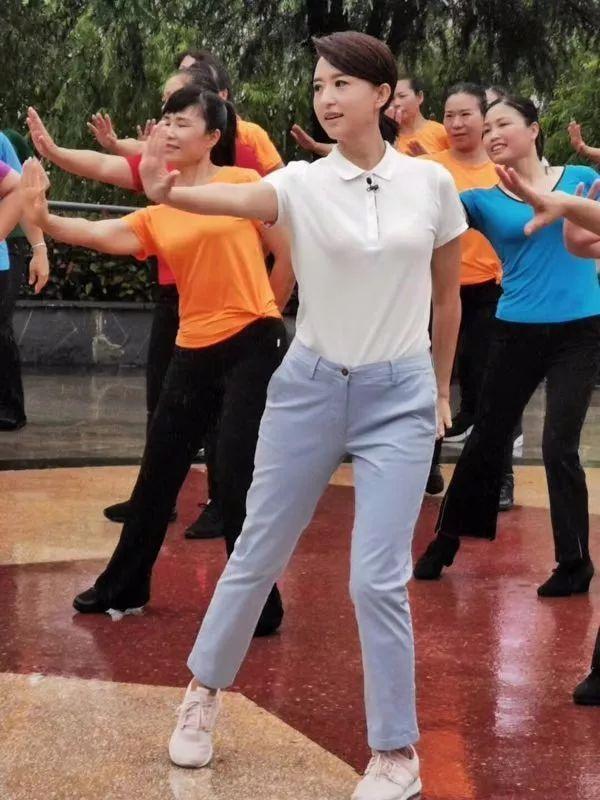 “著名”節(jié)目女主持，出名后嫁大“20歲”老公，兩人站一起像父女