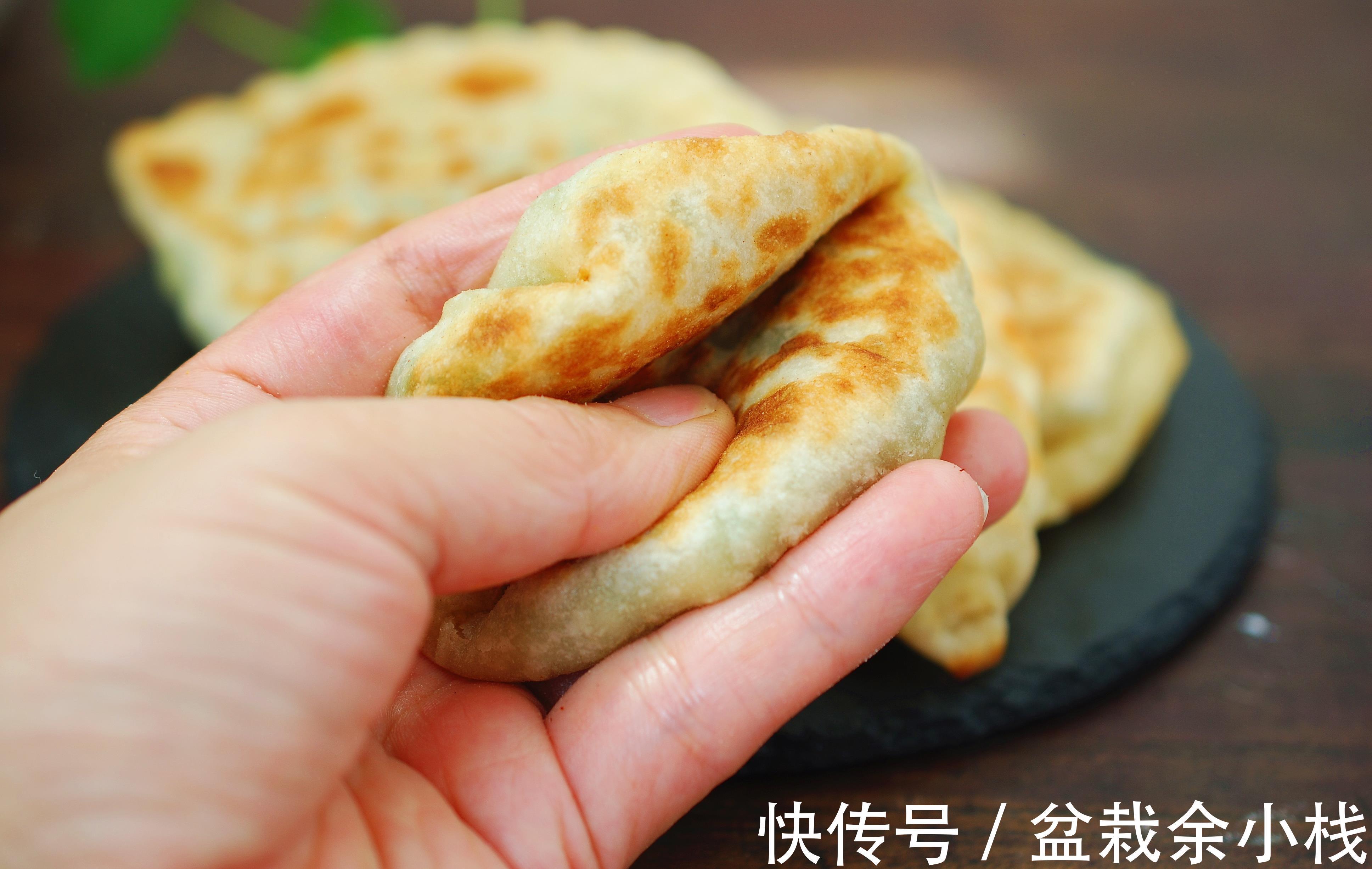 韭菜|这是婆婆烙的韭菜盒子，放了3天了还这么软，皮薄馅大，真香！