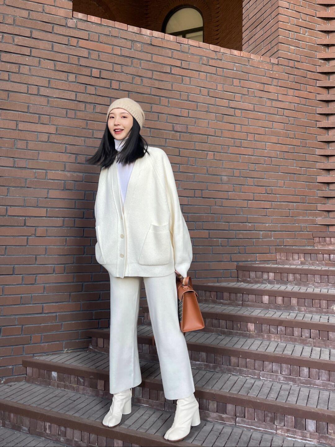 搭配 这才是冬季穿衣的典范,不刻意扮嫩,一件“毛衣”就足够