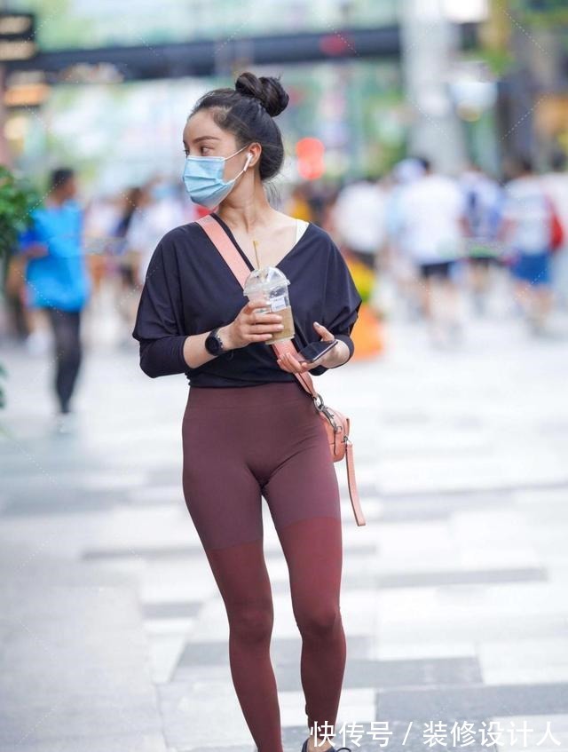 搭丝绒 黑色休闲衫和棕红色裤子组合，时尚大方，运动感十足！