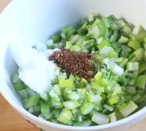 上桌|麦片别煮着吃,加2个鸡蛋,4分钟一锅,早餐不用出去买,上桌抢光