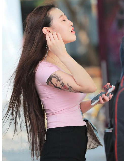  气息|街拍微胖身材的小姐姐，秀出青春活力范，尽显青春迷人气息