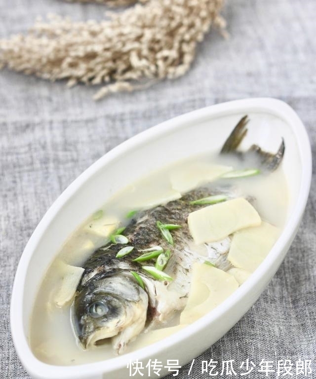  鱼腥味|煲汤的鲫鱼，选多大的最好？怎样去除腥味？掌握这1点，汤鲜不腥