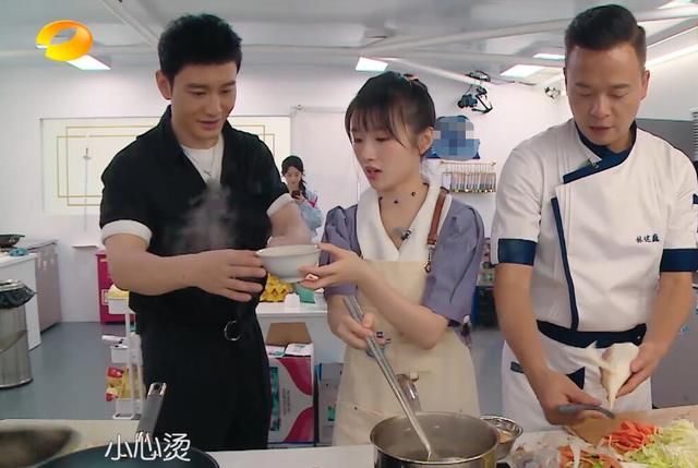  沟通|帮赵丽颖和黄晓明打破沟通障碍，不起眼的李浩菲才是职场真狼人