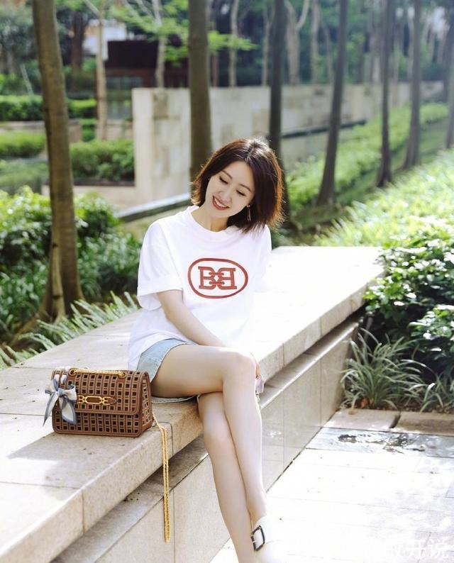 白色t恤 年过四十“保守”穿搭更耐看!基础款单品百搭又清爽,减龄又高级