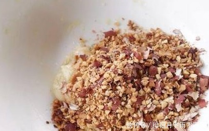 君子兰生长慢不开花,老婆使劲在盆里放“它”,叶子肥又绿开花了