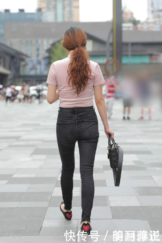 美女街拍小姐姐破洞牛仔裤的穿搭,美女整个充