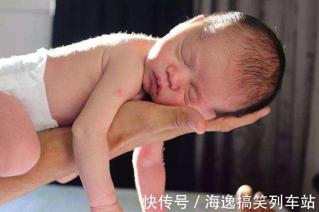 新生儿期|新生儿生长发育快,12种正常生理现象,妈妈别乱处理会害了娃
