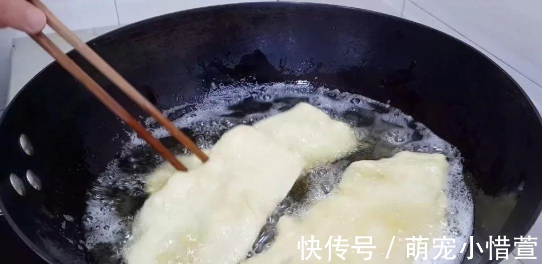 2个鸡蛋，3勺面粉，不用擀面，做出创意油炸饼，比吃油条还过瘾！