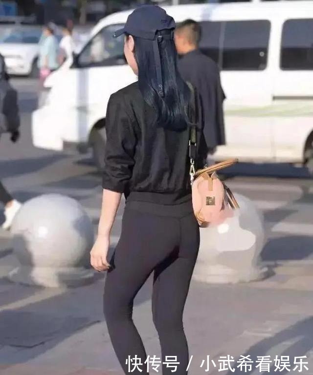 别具一格|别具一格的打底裤彰显落落大方的气场,穿着随性街拍范