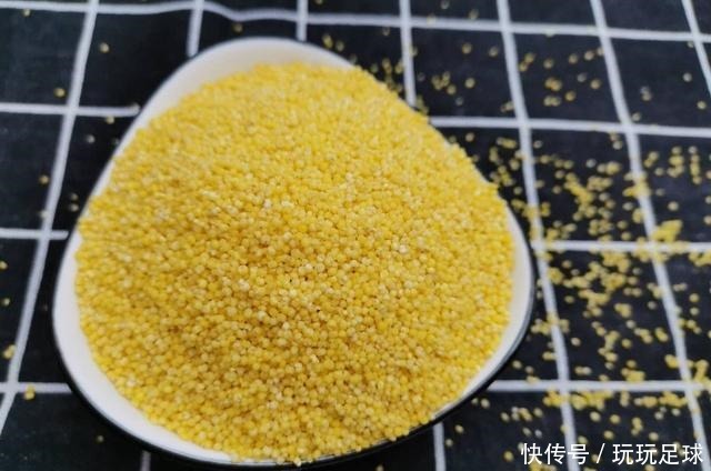 煮小米粥时,直接下锅是大错!多加这1步,米粥更黏稠,米油更厚!