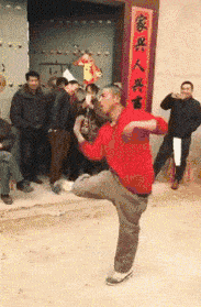 |搞笑GIF:不小心把钥匙忘车里面了,选择了一个最小的臂力砸碎了。